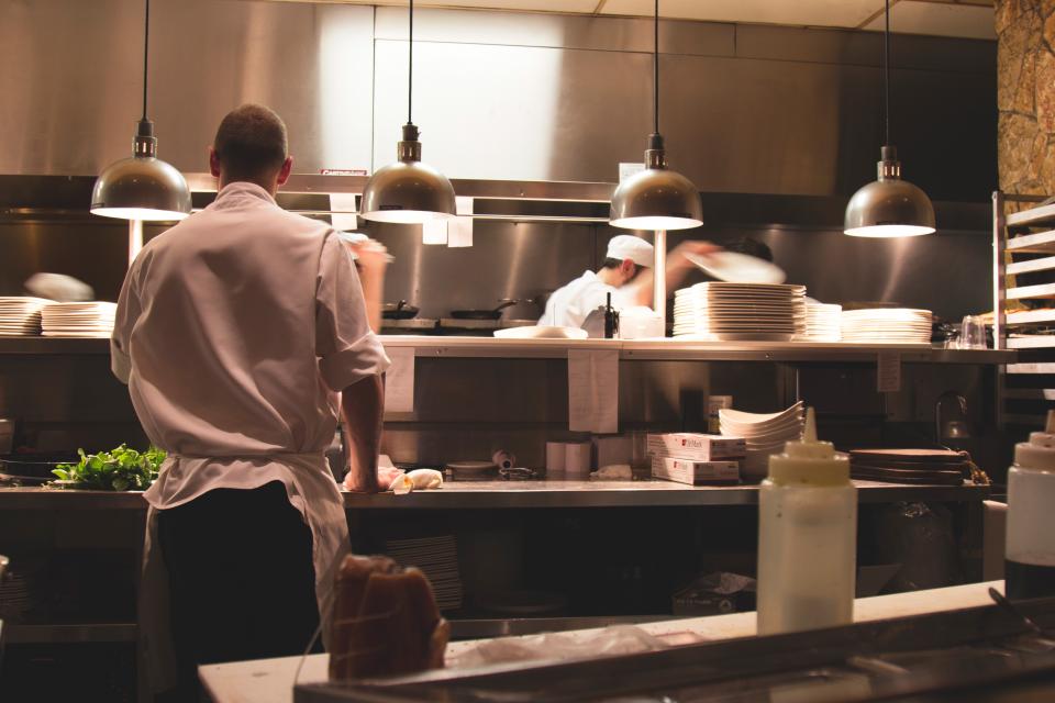 Cocina de un restaurante en pleno servicio