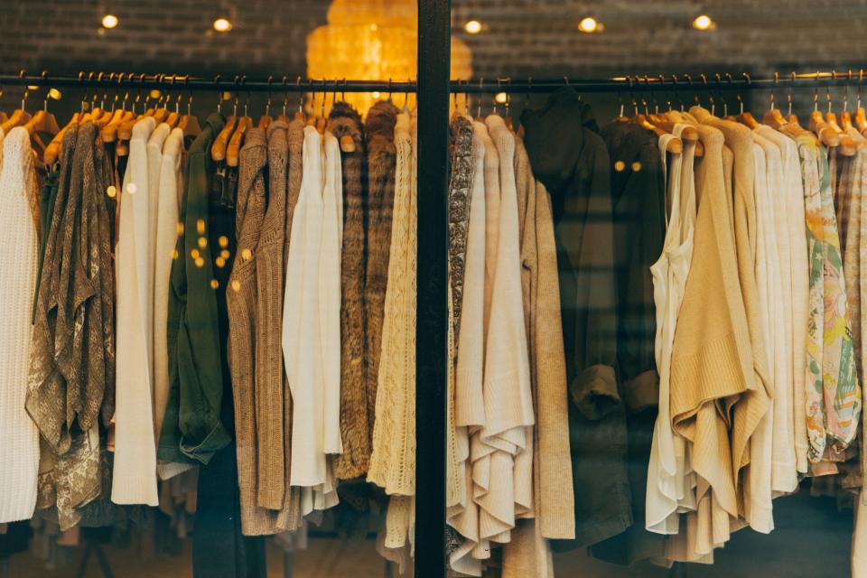 Local de ropa visto desde la vidriera